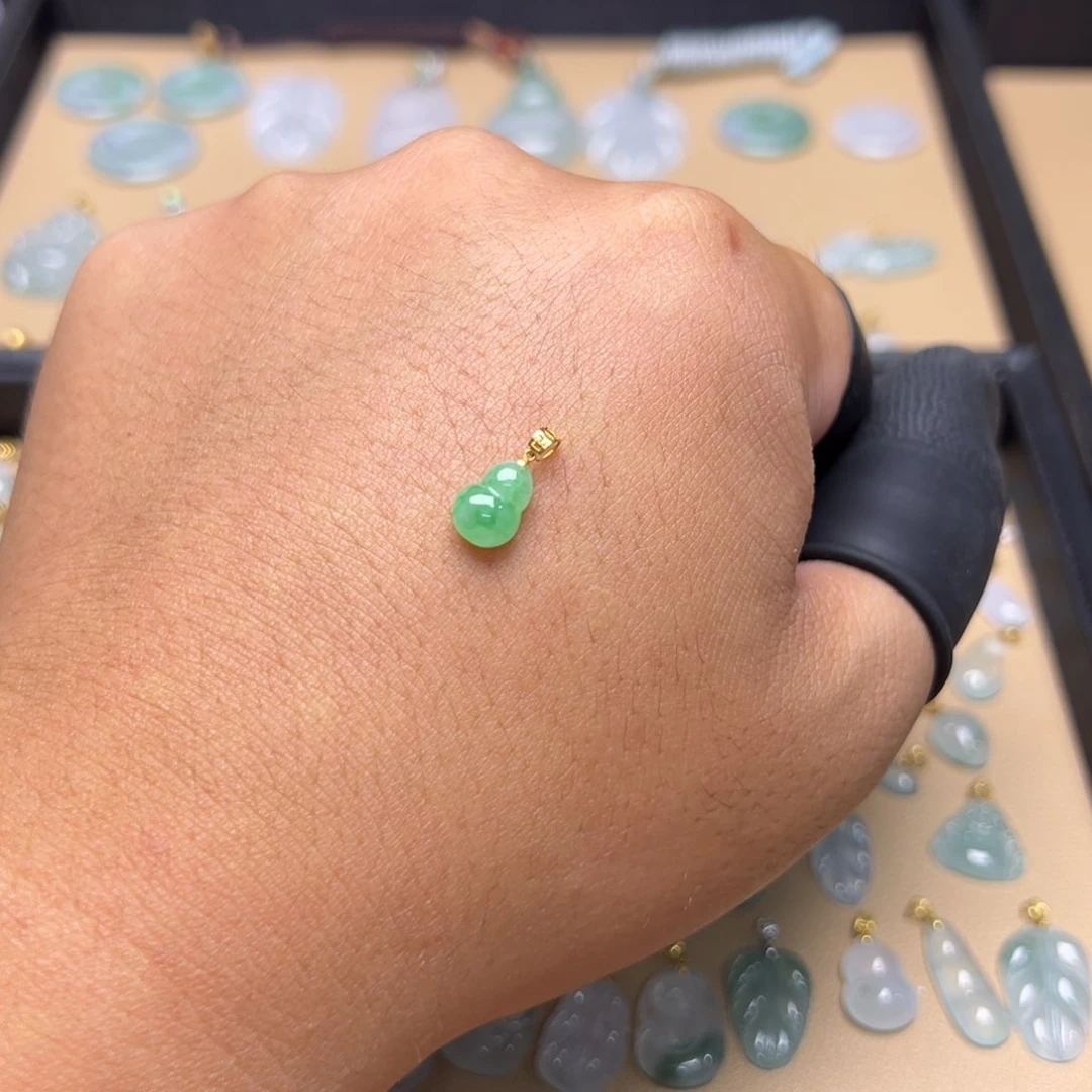 翡翠18K金镶嵌颈饰葫芦