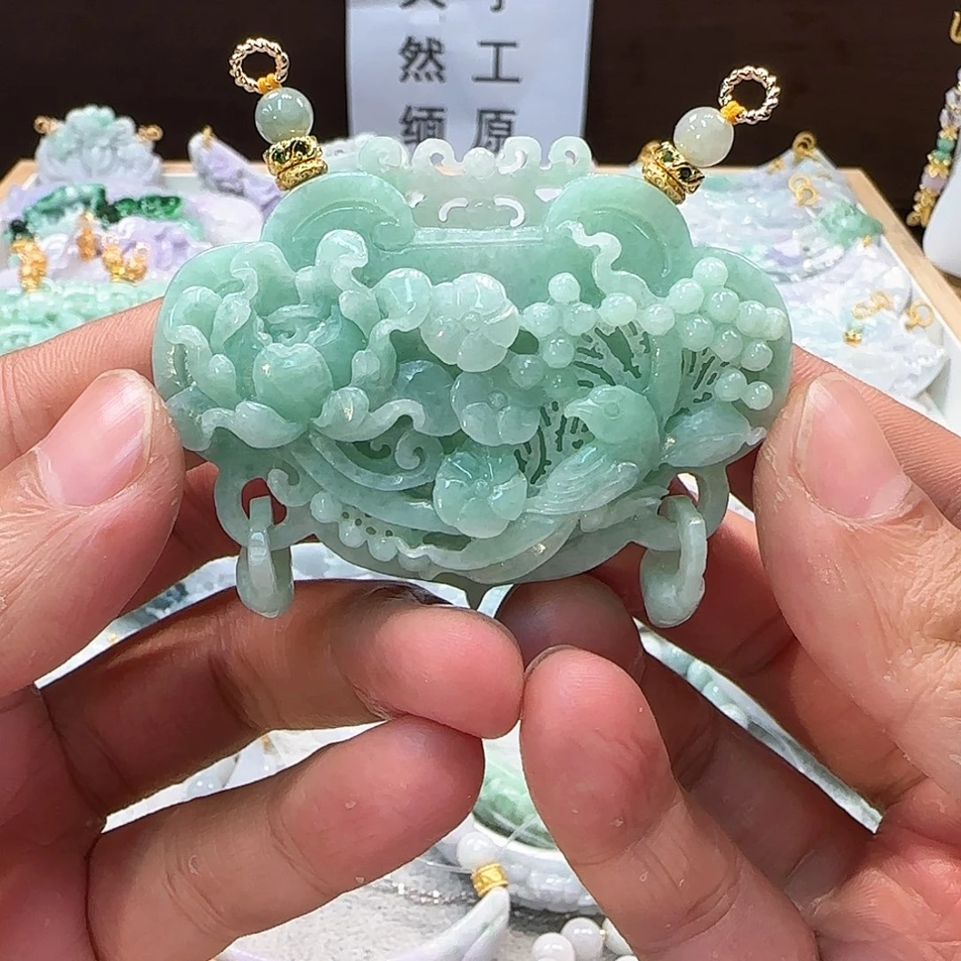 翡翠未镶嵌颈饰喜上眉梢