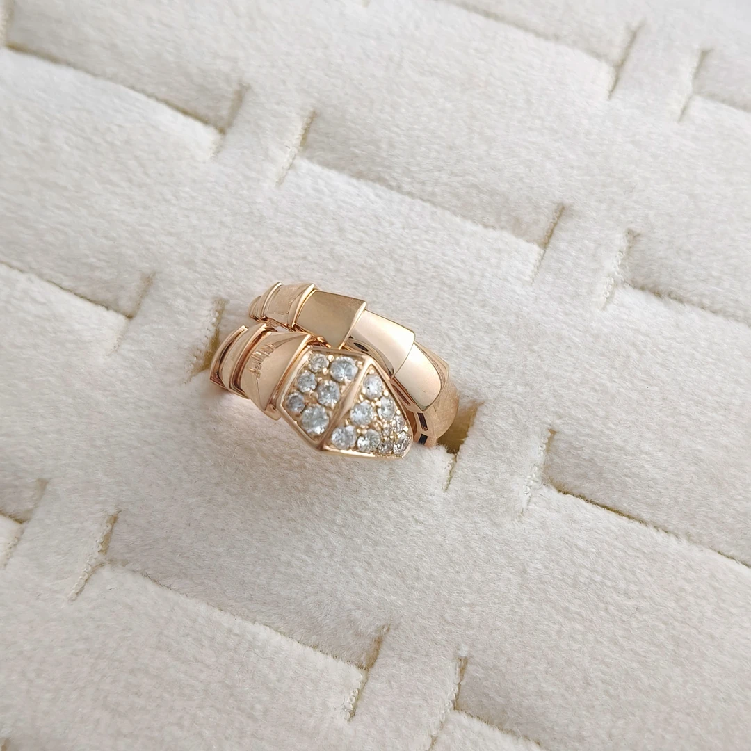 18K玫瑰金钻石蛇戒指