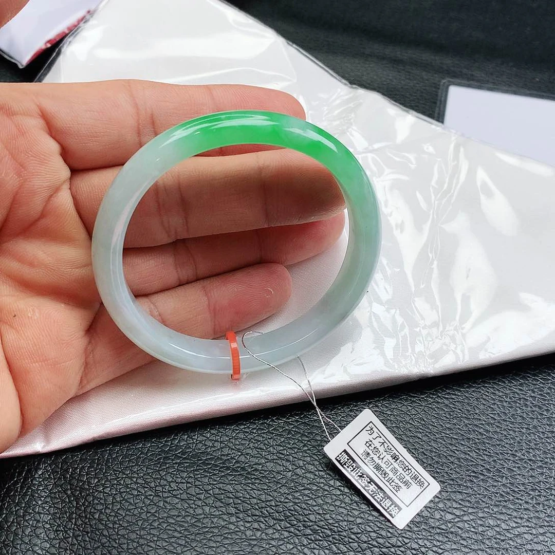 翡翠手镯未镶嵌希**拽天然翡翠手镯