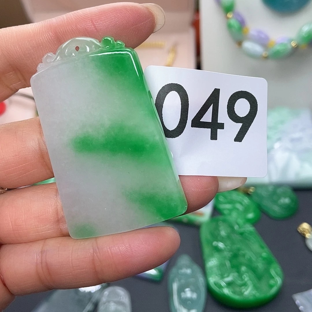 翡翠吊坠(赠链)未镶嵌