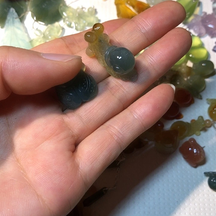 小***刘蛇纹石玉未镶嵌颈饰