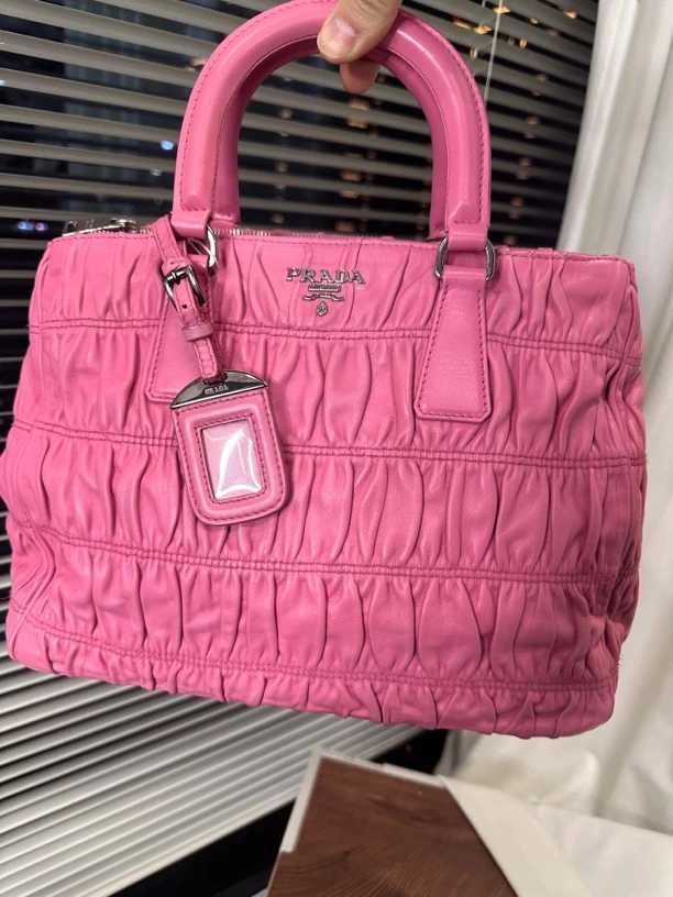 95新 MIU MIU/缪缪 粉色褶皱手提包优雅单肩斜挎包防水布设计