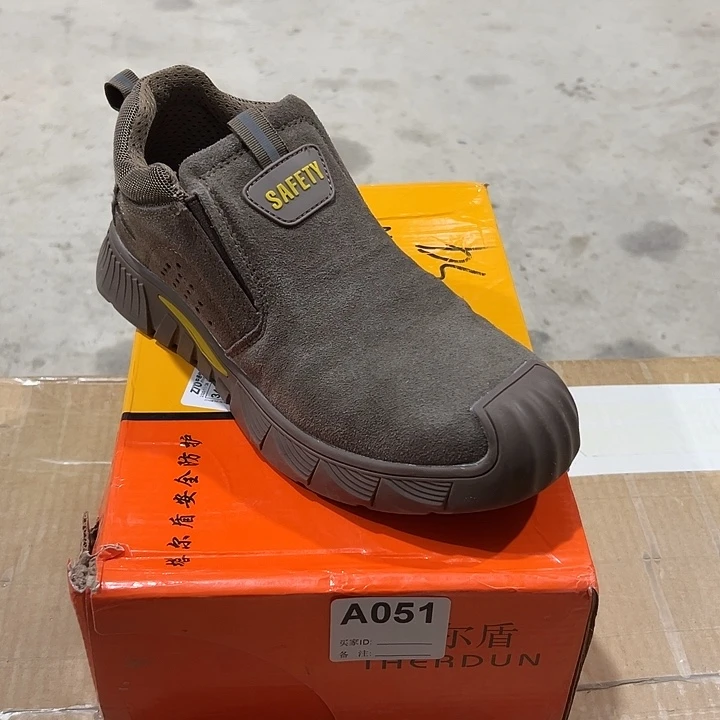 051号。 42码防砸防刺劳保鞋。鞋底磨损介意勿拍