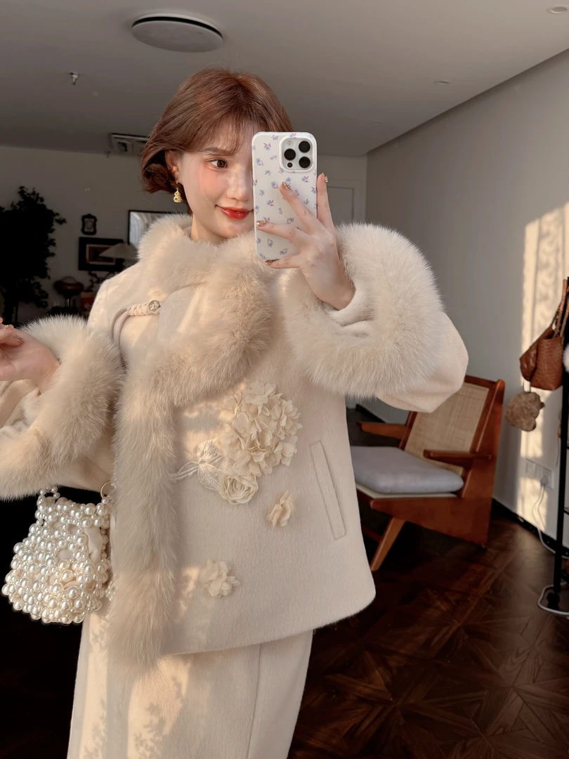 蕾英俊-婷笙-冬季新中式立体花片呢子羽绒外套+鱼尾半裙-JF5707