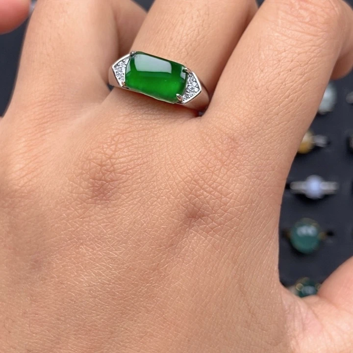 亚***。翡翠未镶嵌戒指戒指