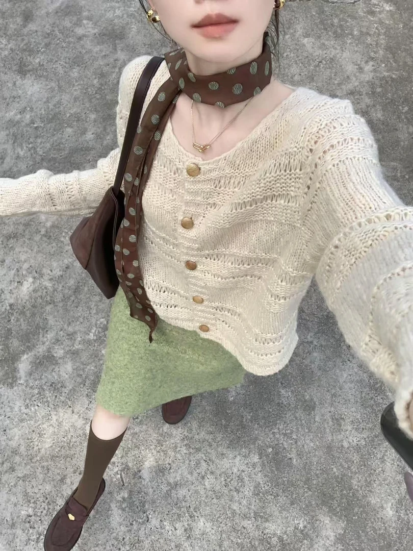 2025秋季新款韩系慵懒高级感V领镂空长袖针织开衫女上衣百搭半裙