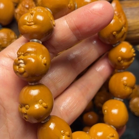 橄榄核雕人生百态