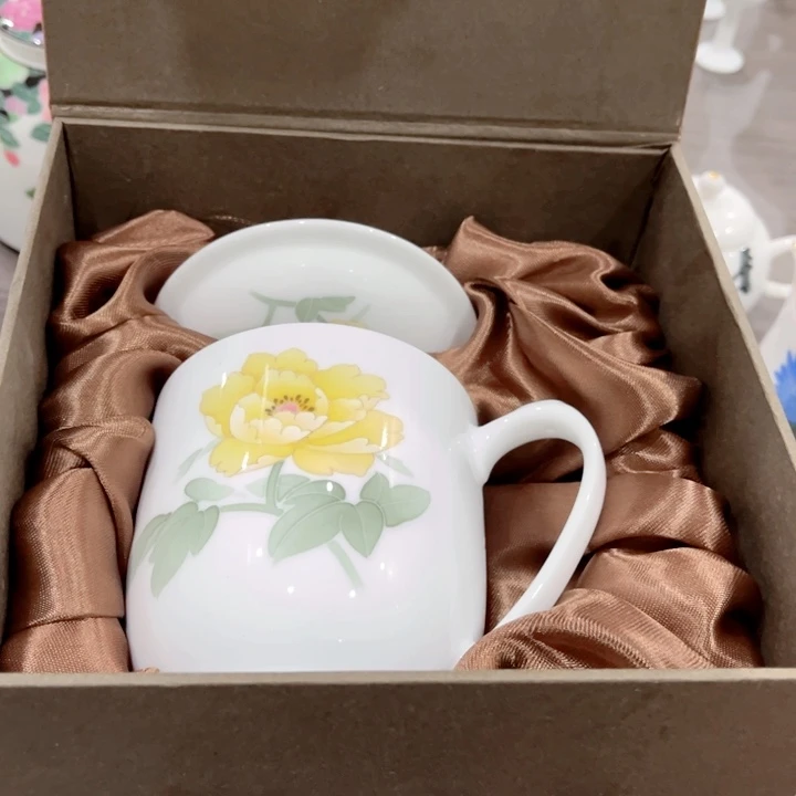 碟釉下五彩的瓷器和瓷器