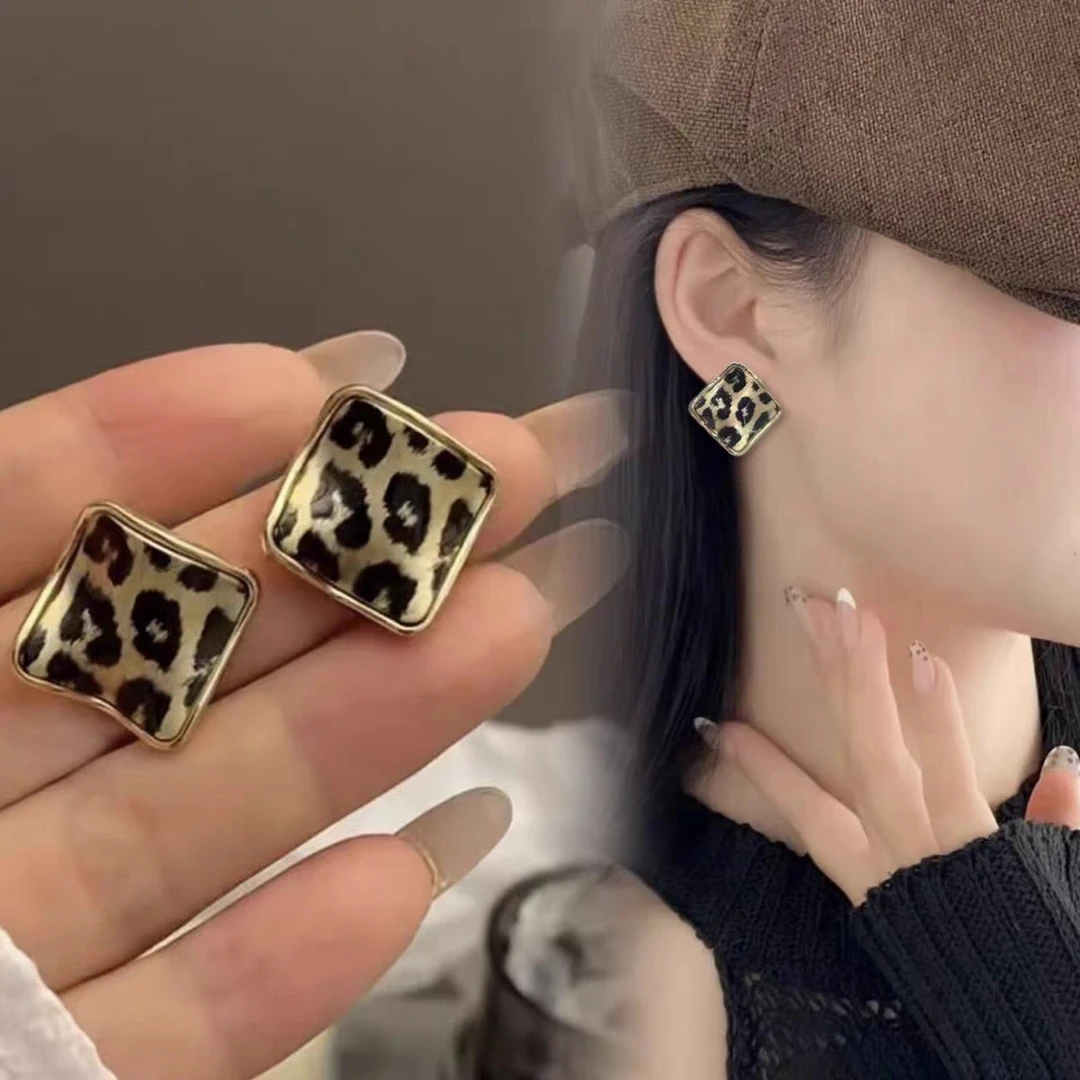 铜合金耳饰 欧美风豹纹黑色金色女几何耳钉法式棋盘格轻奢小香风