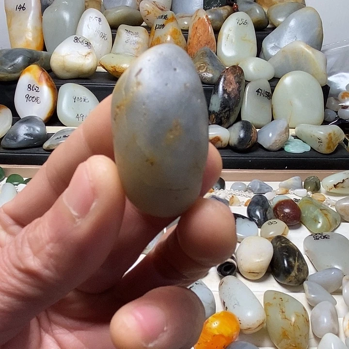 和田玉未镶嵌颈饰三色吊坠