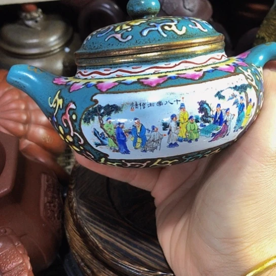 茶壶紫砂原矿泥料手工制作的一把紫砂壶。