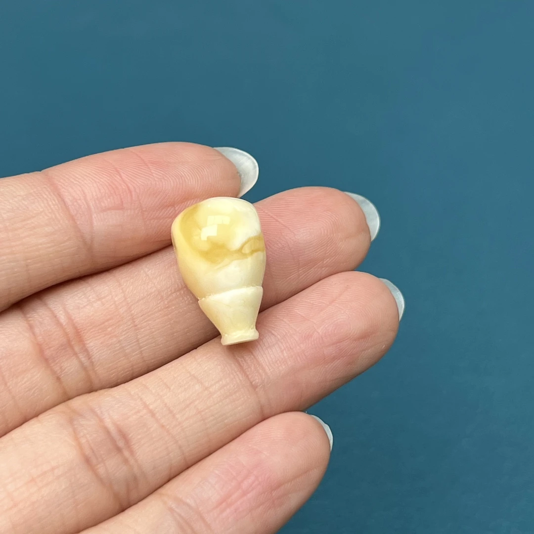 Y7172天然原矿蜜蜡 鸡油黄白花三通 10.6*18mm(瑕疵特价)