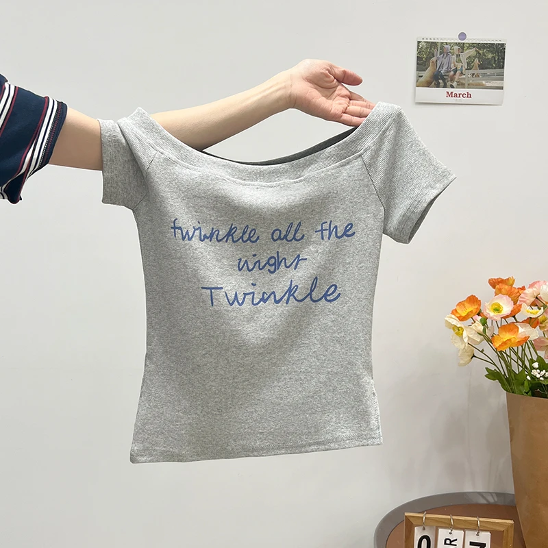 花灰字母印花纯欲斜肩短袖t恤女2025夏季修身显瘦露肩甜辣妹上衣
