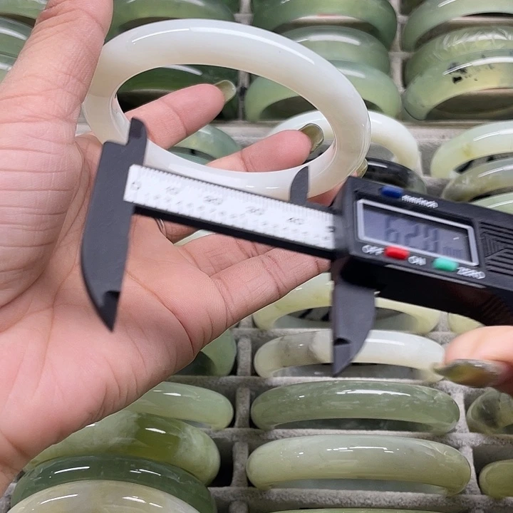 蛇纹石玉未镶嵌手镯242