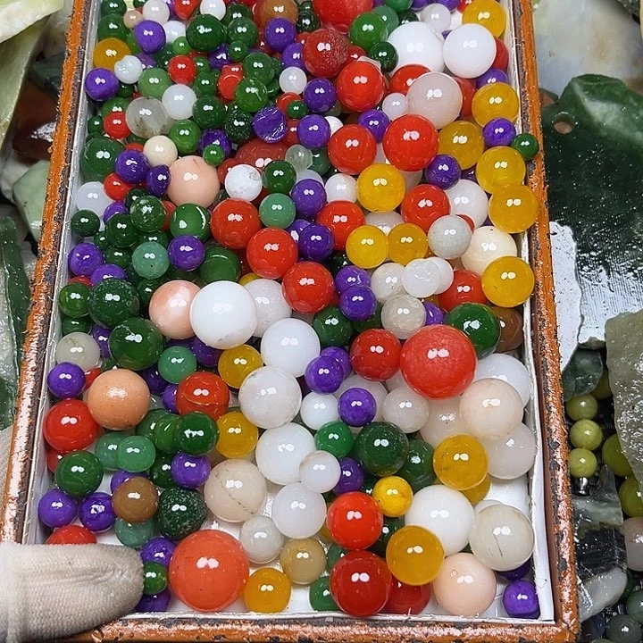 未镶嵌透闪石质玉珠宝奇石