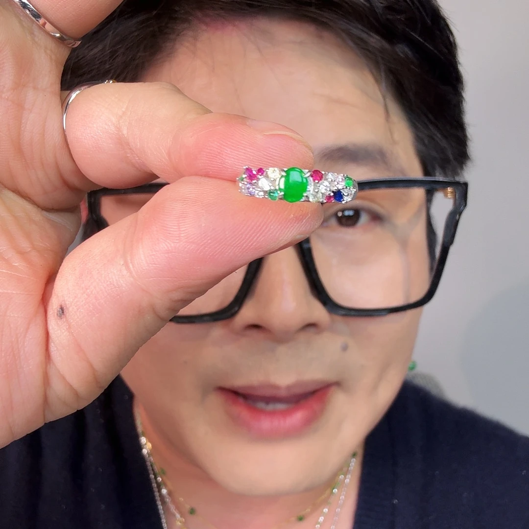 翡翠未镶嵌颈饰一件