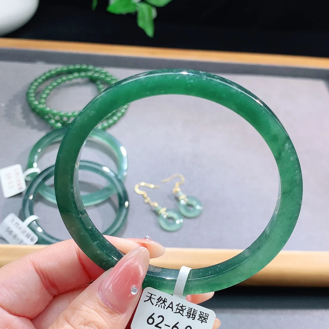 未镶嵌手镯（圆镯）翡翠