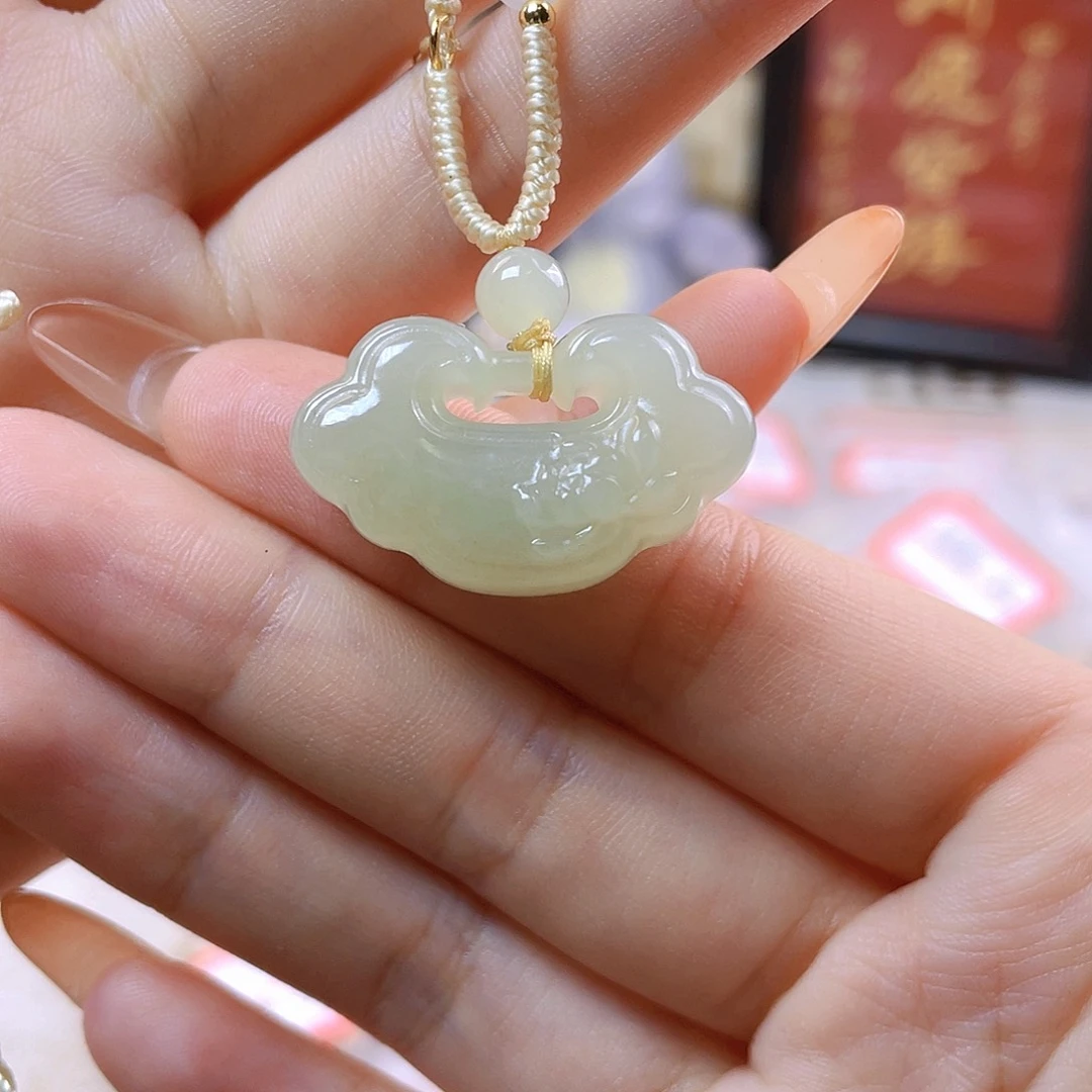 灰***哀和田玉未镶嵌吊坠(赠链)