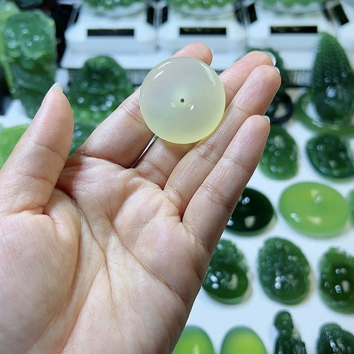 蛇纹石玉颈饰未镶嵌杨**读