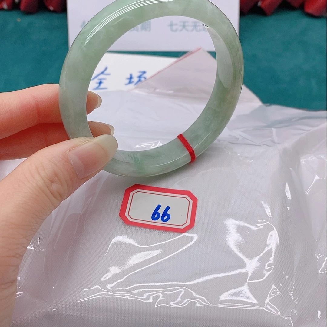 翡翠手镯未镶嵌?**花666666666