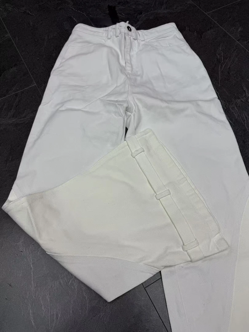 E7-4白色“裤脚扣”牛仔裤