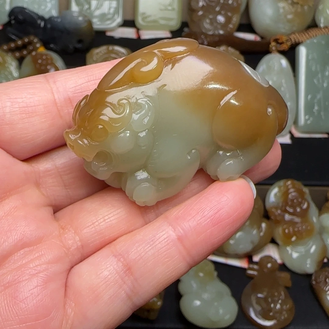 爱***枚和田玉未镶嵌颈饰