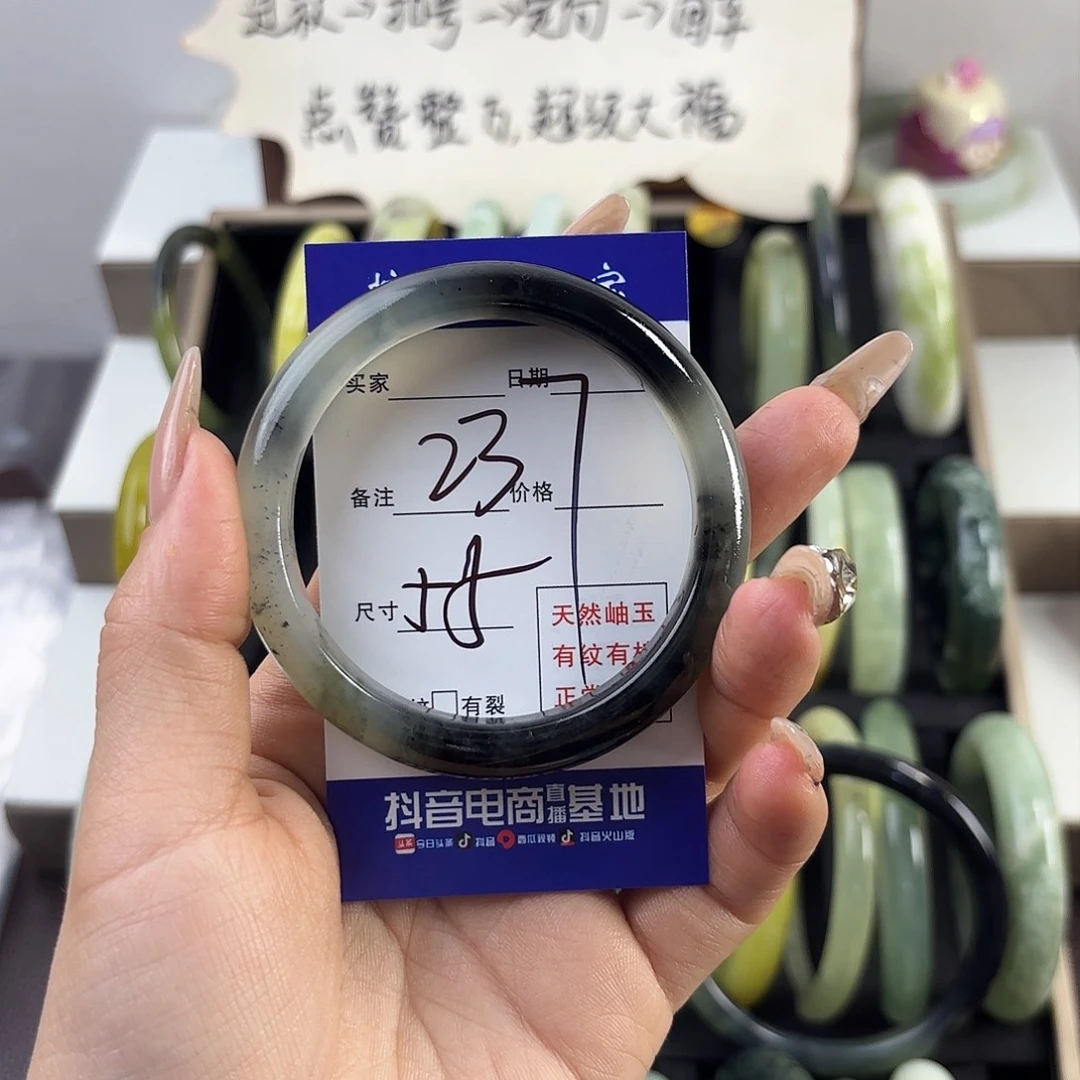 蛇纹石玉手镯未镶嵌。