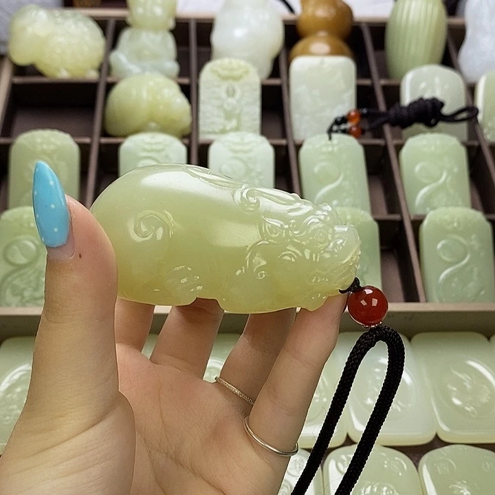 昆仑石貔貅手把件