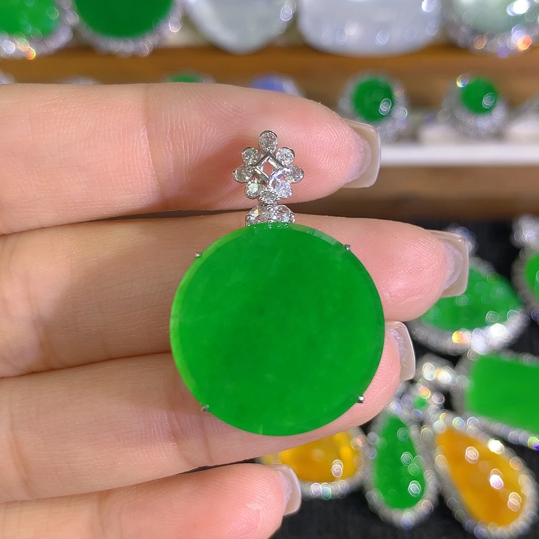 翡翠18K金镶嵌颈饰圆牌