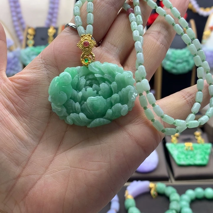 翡翠吊坠(赠链)未镶嵌