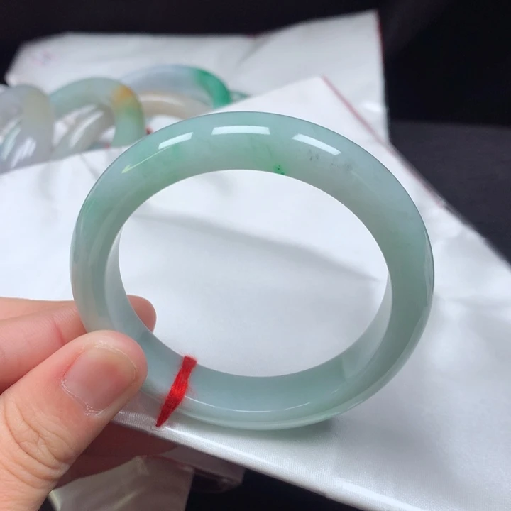 翡翠手镯未镶嵌。