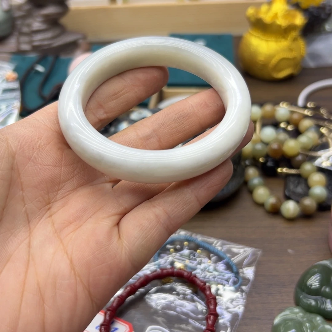 和田玉未镶嵌手镯58圈围456瑕