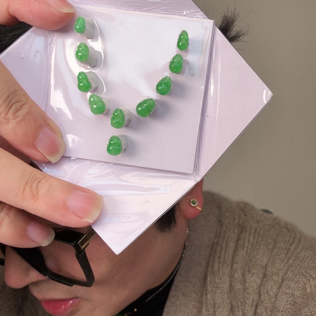 R***m翡翠未镶嵌颈饰一手