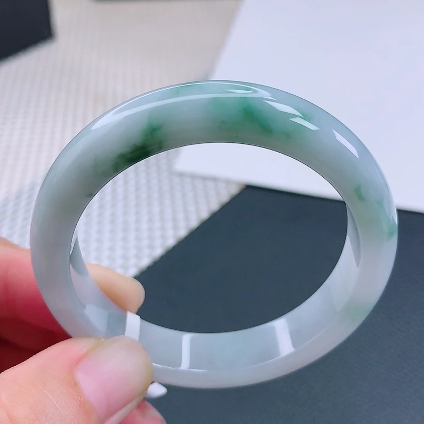 53圈口细腻牛奶底飘花宽版手镯