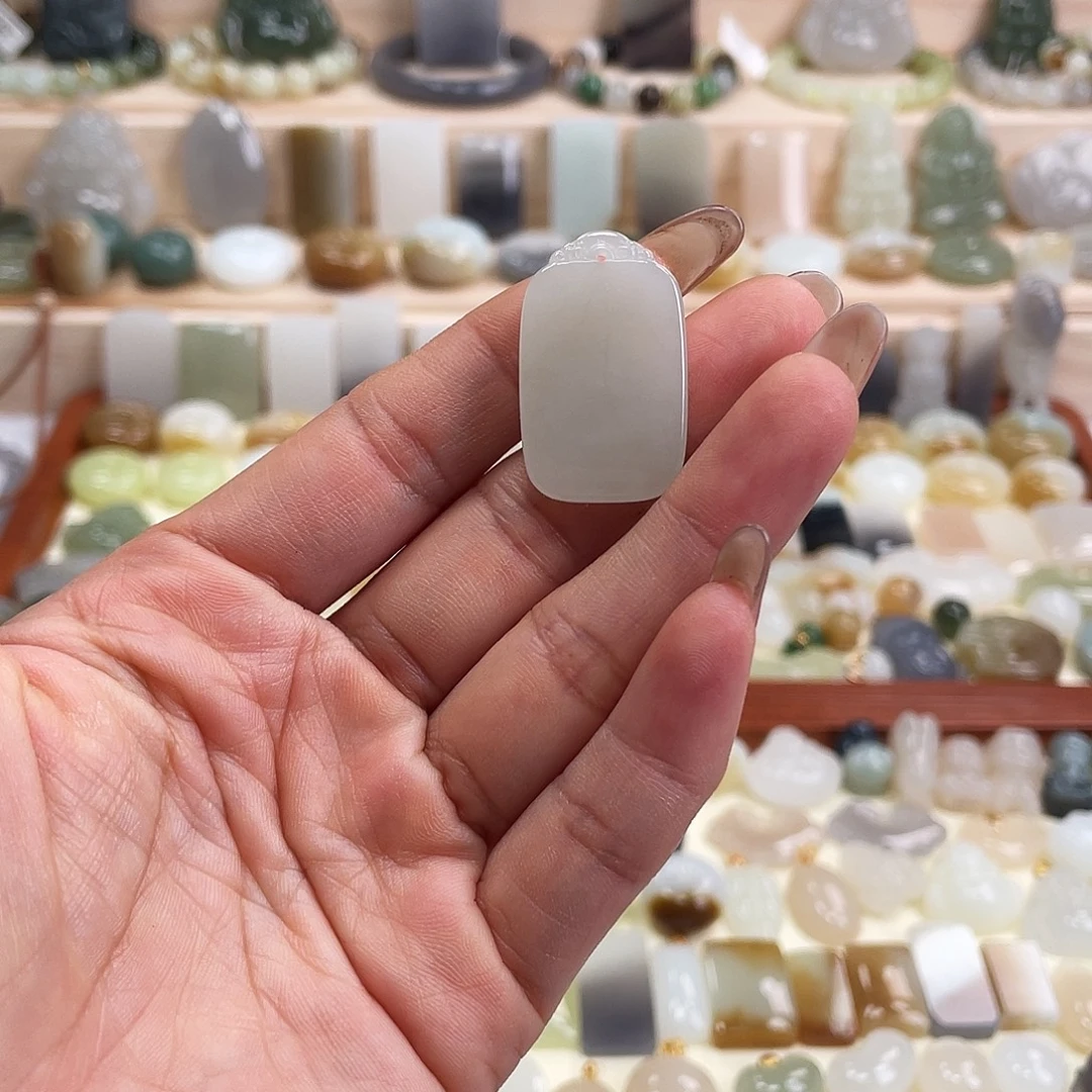 和田玉未镶嵌吊坠(赠链)