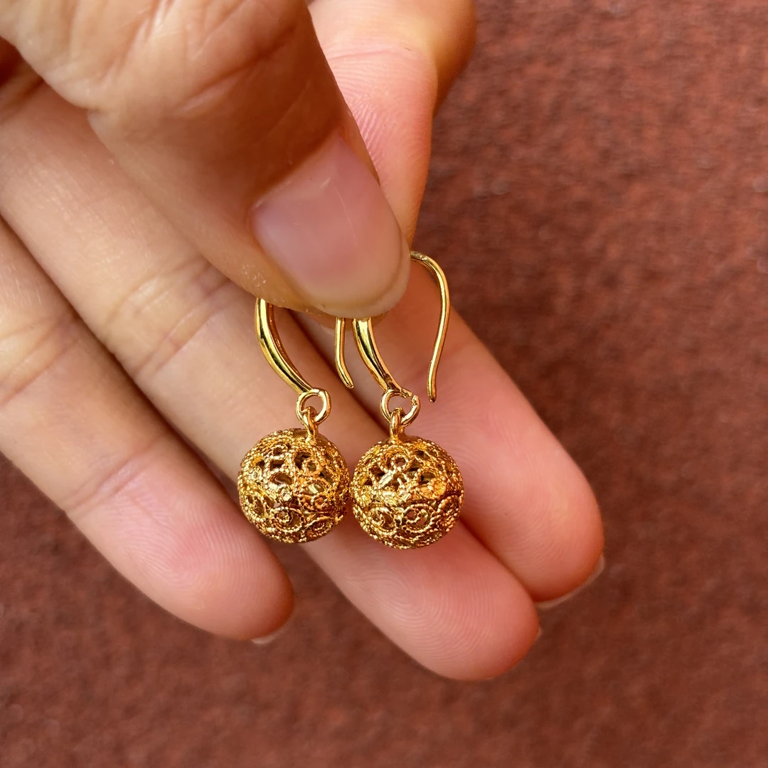 147-镂空绣球耳环