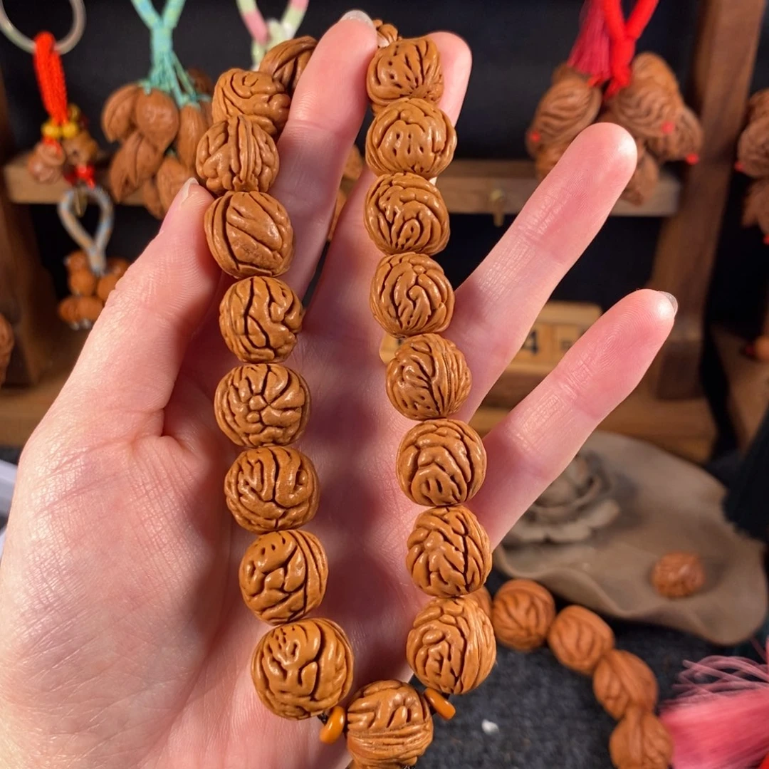 吊坠桃核桃枭手持