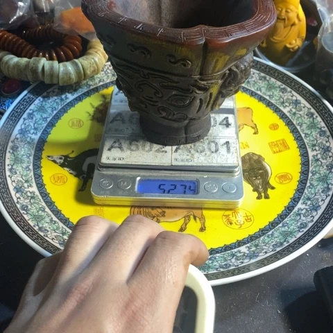 瓷片砌*寻呼台的一个小女孩在一