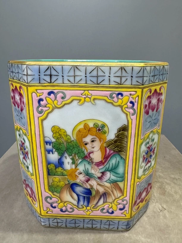 粉彩母子人物图文房笔筒