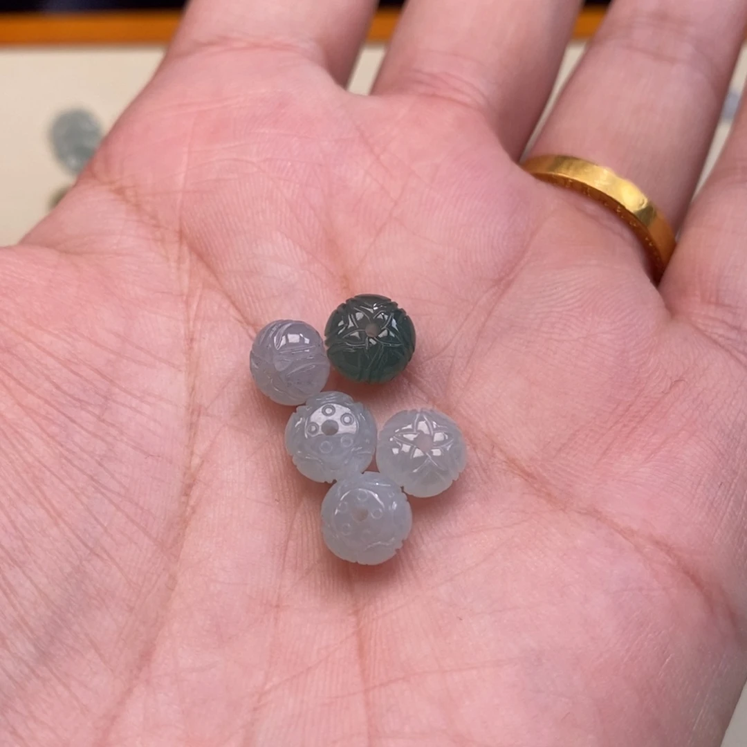 天***雨翡翠未镶嵌颈饰莲花珠