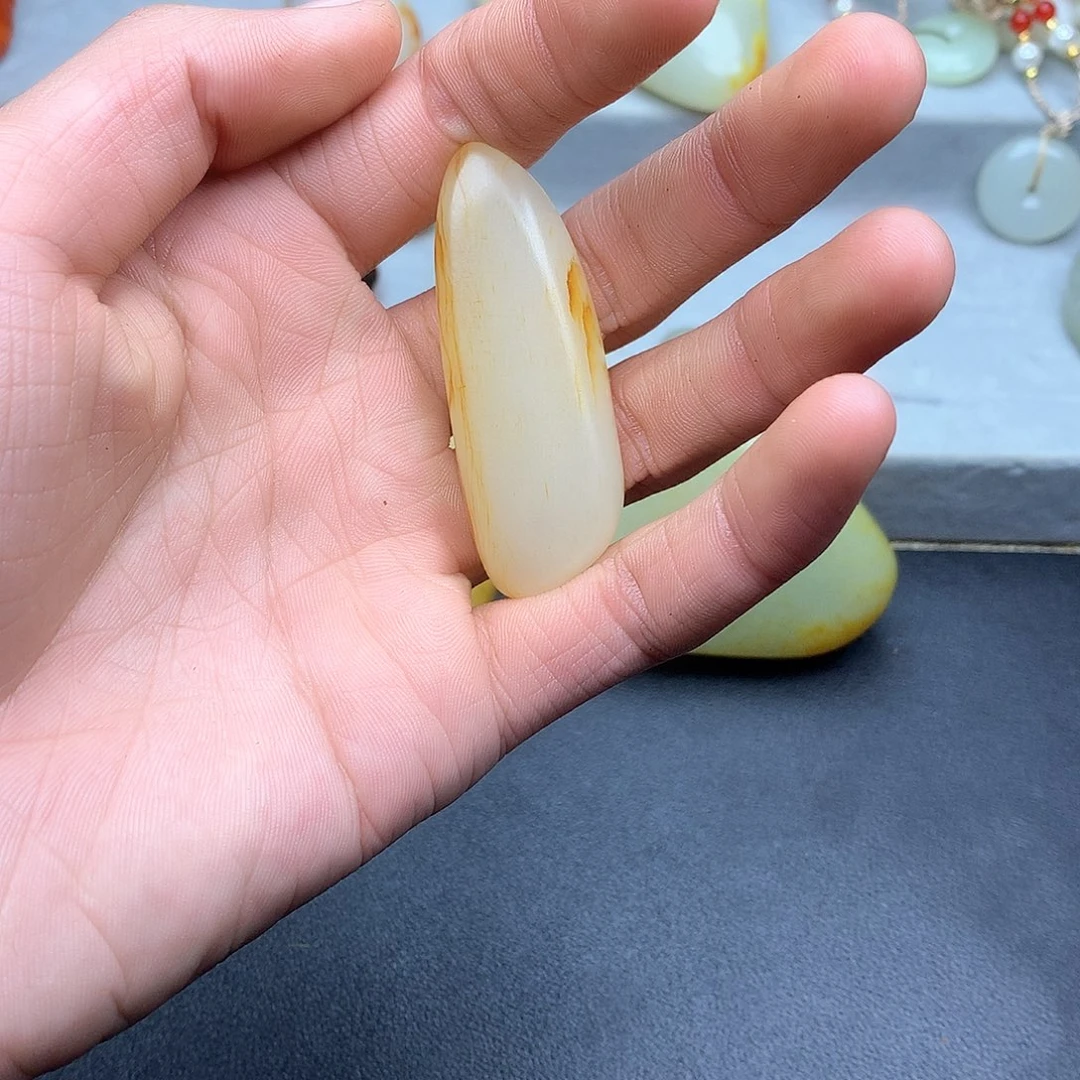 邱***师和田玉未镶嵌颈饰