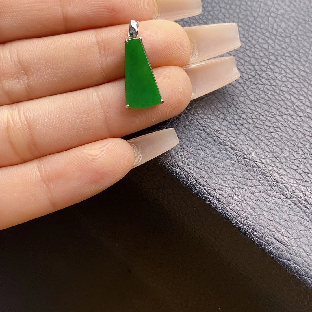 翡翠18K金镶嵌颈饰翡翠