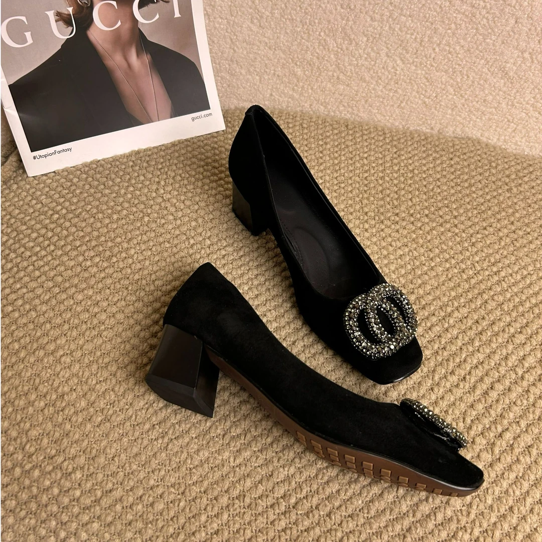 2025春季新款 羊皮钻扣百搭圆头浅口时尚中跟单鞋