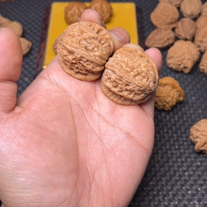 文玩核桃吊坠白狮子