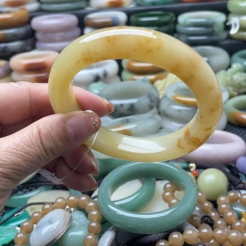 悠***.石英岩玉未镶嵌手镯