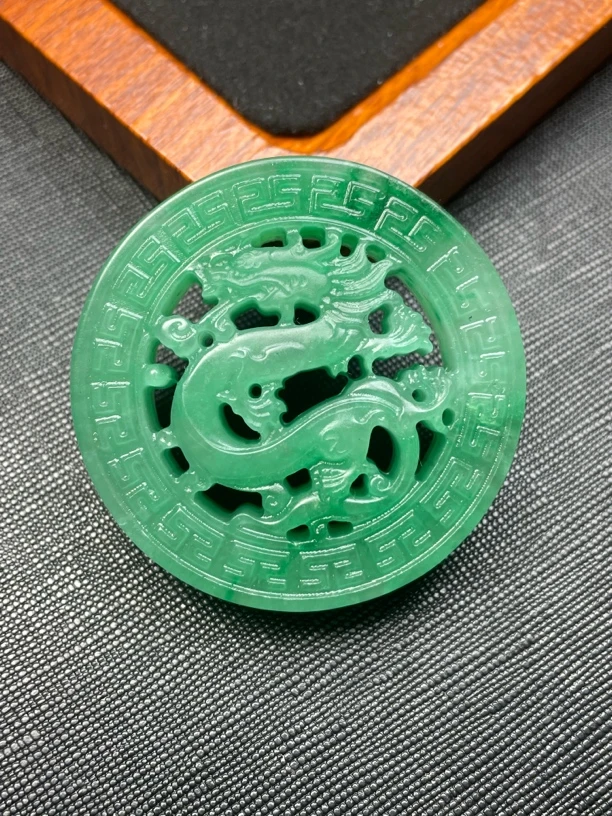 非洲翠独龙玉 双面龙佩龙牌 D13 尺寸：49.7×49.7×11.9mm