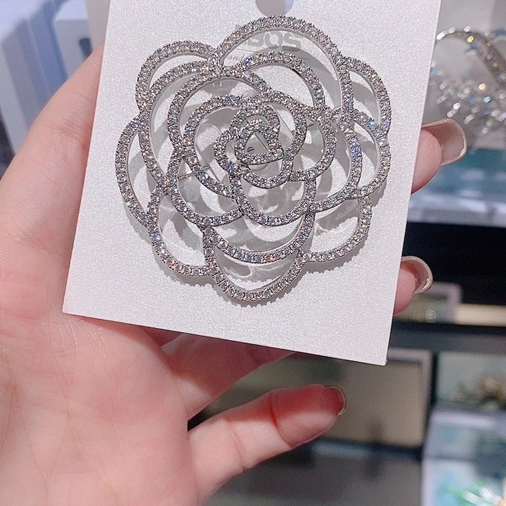 锆石铜合金山茶花胸针 6厘米