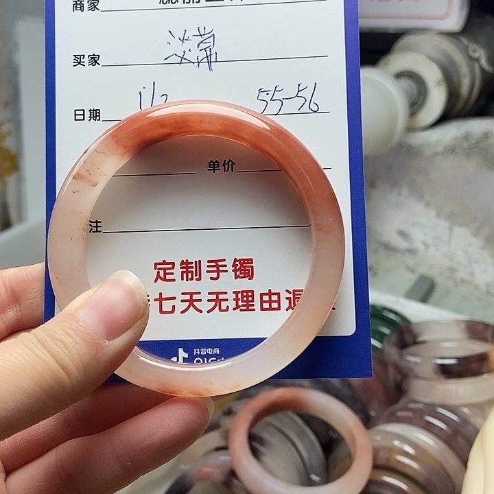 淡***幕石英质玉未镶嵌手镯