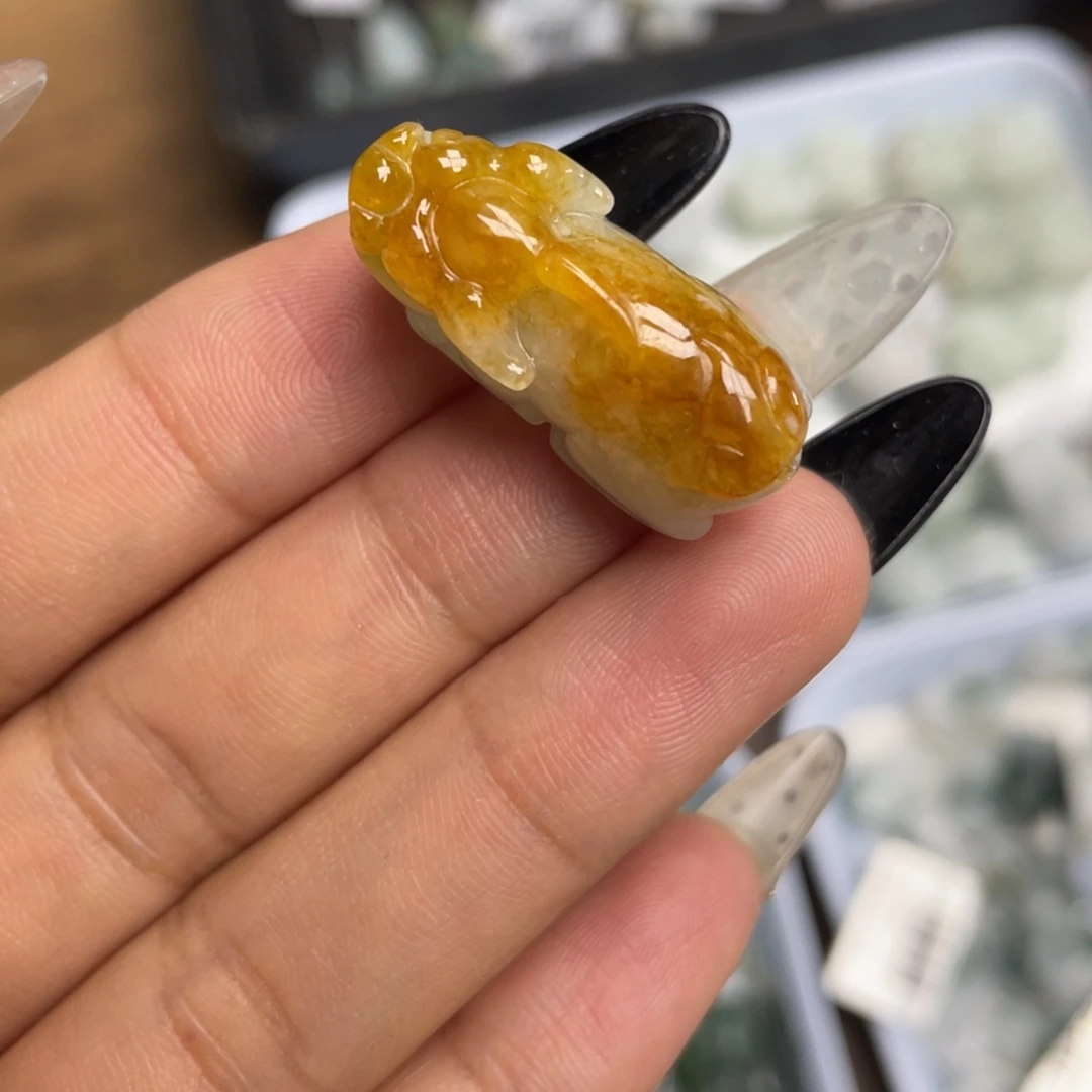 翡翠未镶嵌颈饰貔貅